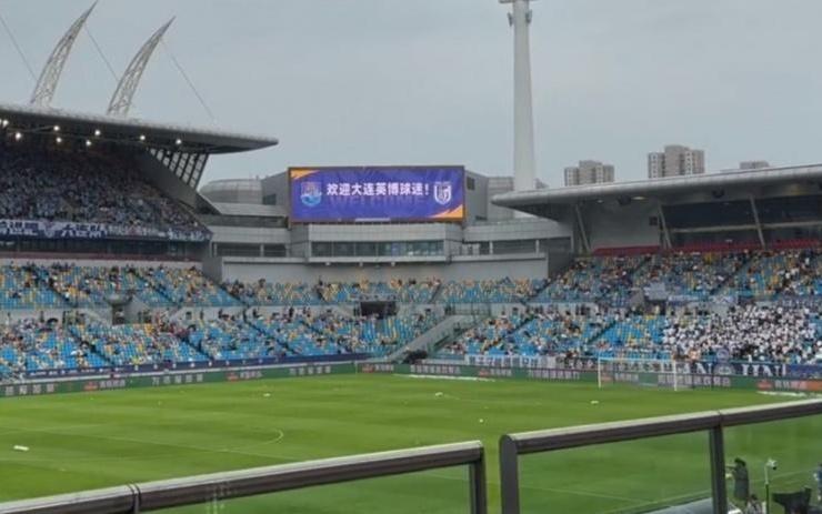 暖心！天津津門虎主場大屏幕打出“歡迎大連英博球迷！”字樣